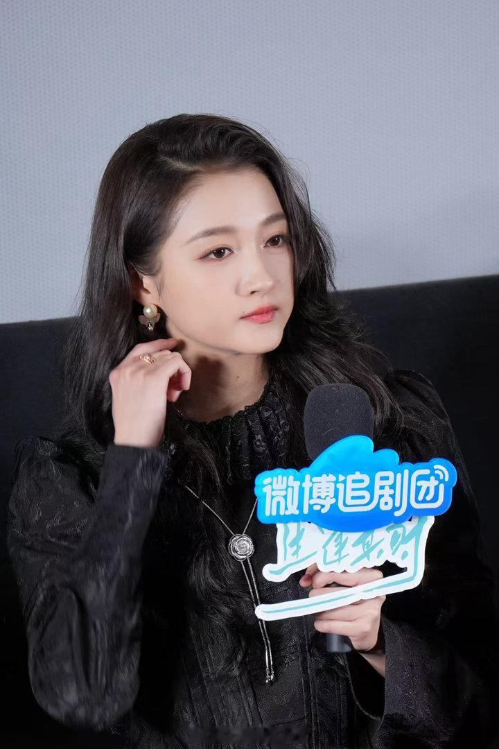关晓彤唱歌好甜 “我多想回到那个夏天”从晓彤嘴里出来，连空气都变草莓味了，甜妹唱