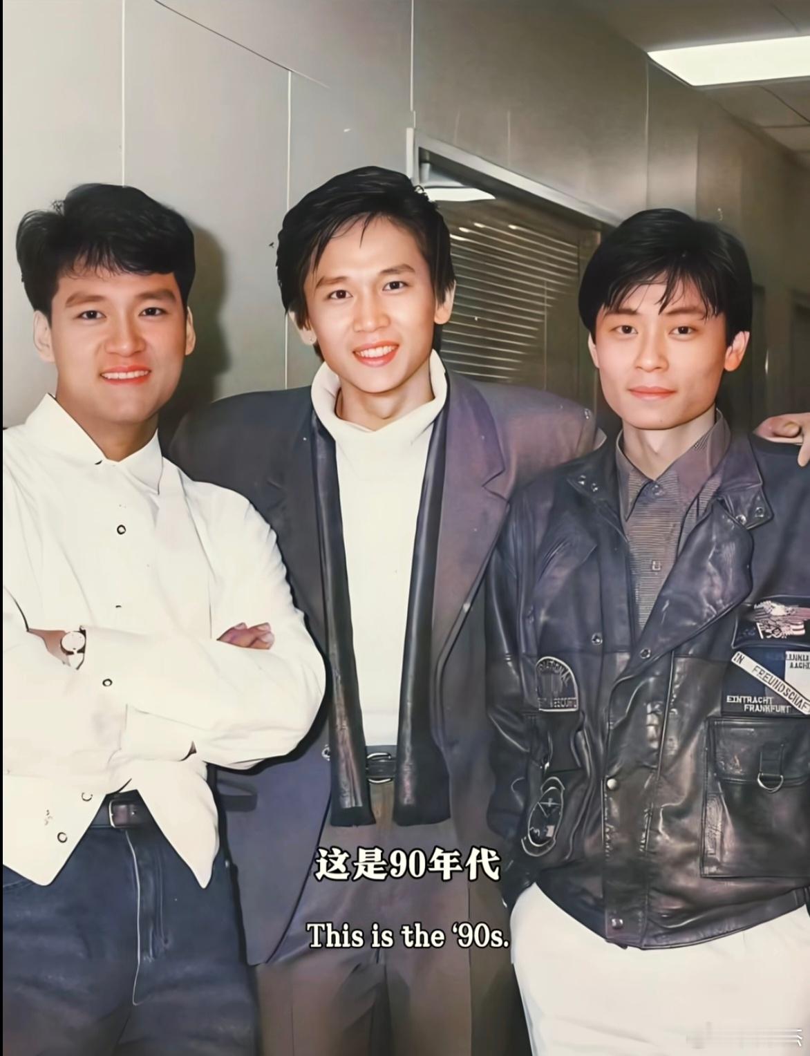 90年代唱歌比赛，左右都认识吧，中间是冠军，你认识吗？ ​​​