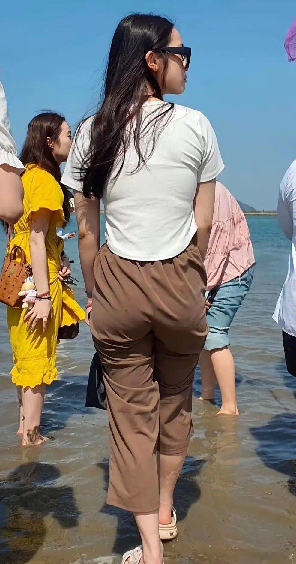 欧阳娜娜的背影，是谁说还没他女朋友身材好的？[挖鼻] ​​​