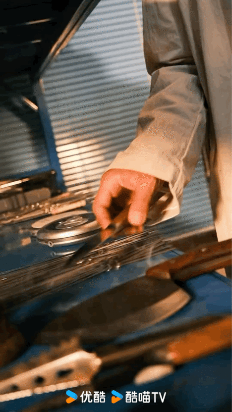 王千源侯雯元你俩别这样我害怕屏住呼吸不敢动！王千源侯雯元同框气场全开，一个眼神锁