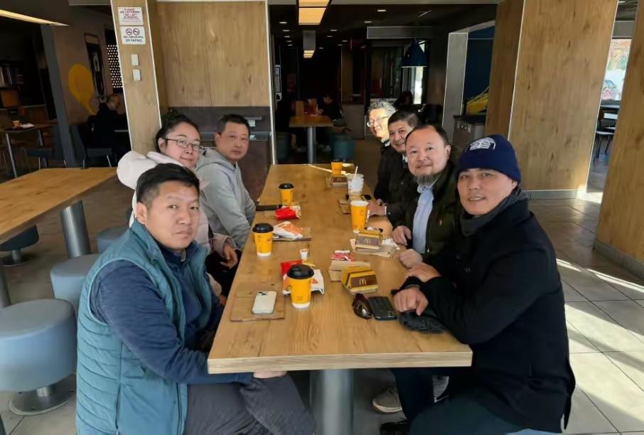 看到网上热议那张在美反华人士的聚餐照片，吃的竟是麦当劳，确实让人有些感慨。

这