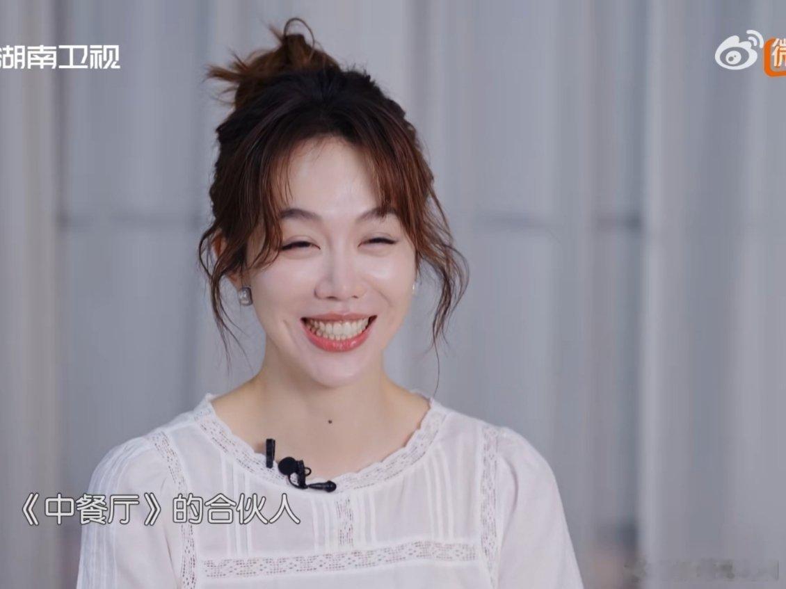 姜妍翟潇闻蝉联中餐厅靠吹耳旁风姜妍翟潇闻两个人在录制完到处和别人说特别辛苦，吓的