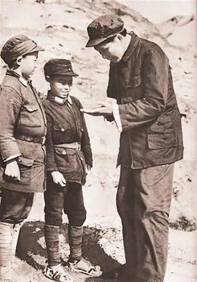 毛主席和两个小八路。
风清气和，毛主席和我们在一起。