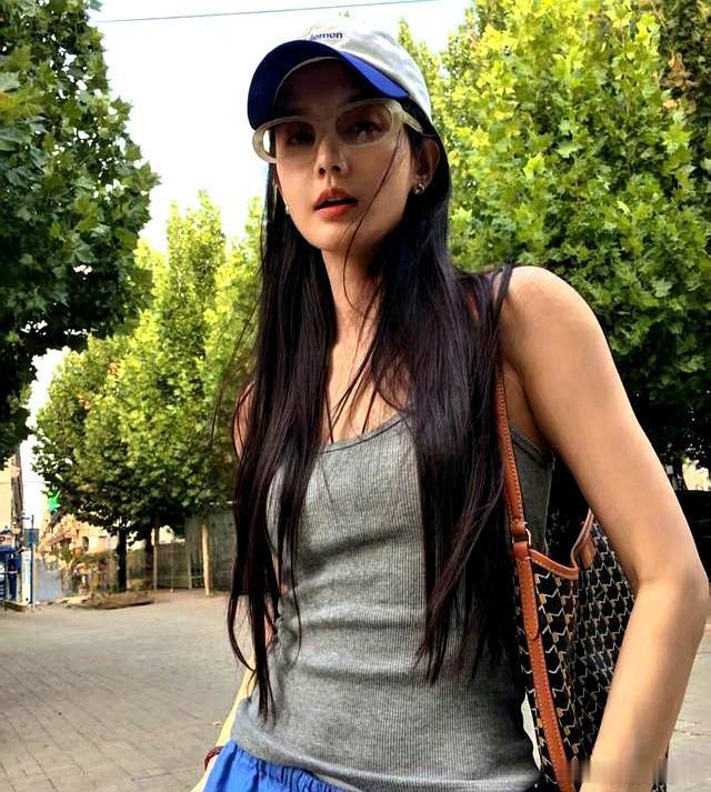 李一桐穿阔腿裤没有把衣服塞进去？看完我再也不去硬塞衣服了 