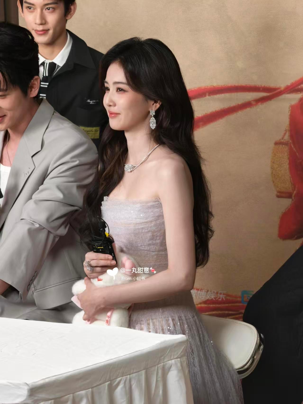甄姬不放瓜回应被白鹿取证白鹿方六连辟谣 甄姬不放瓜回应被白鹿取证，看到用法律的权