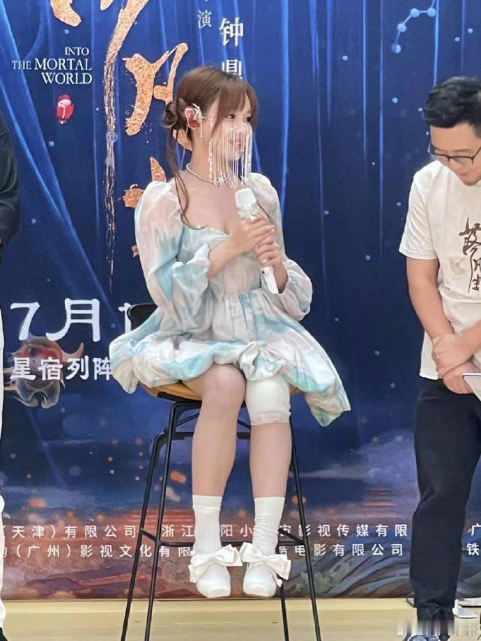 黄霄雲超敬业，坐轮椅现身令人心疼。望她在拼搏工作之际，也能好好保重身体，别让粉丝