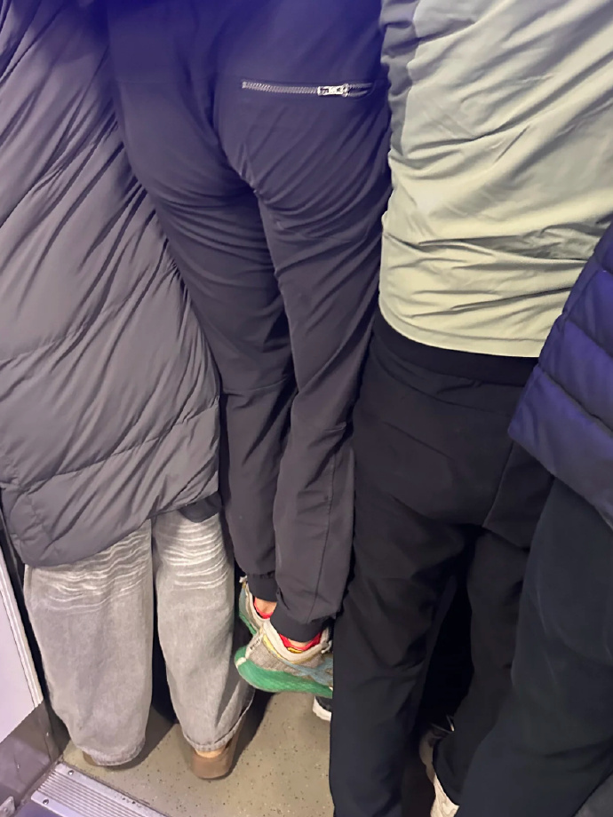 上班的地铁到底能有多挤！ ​​​