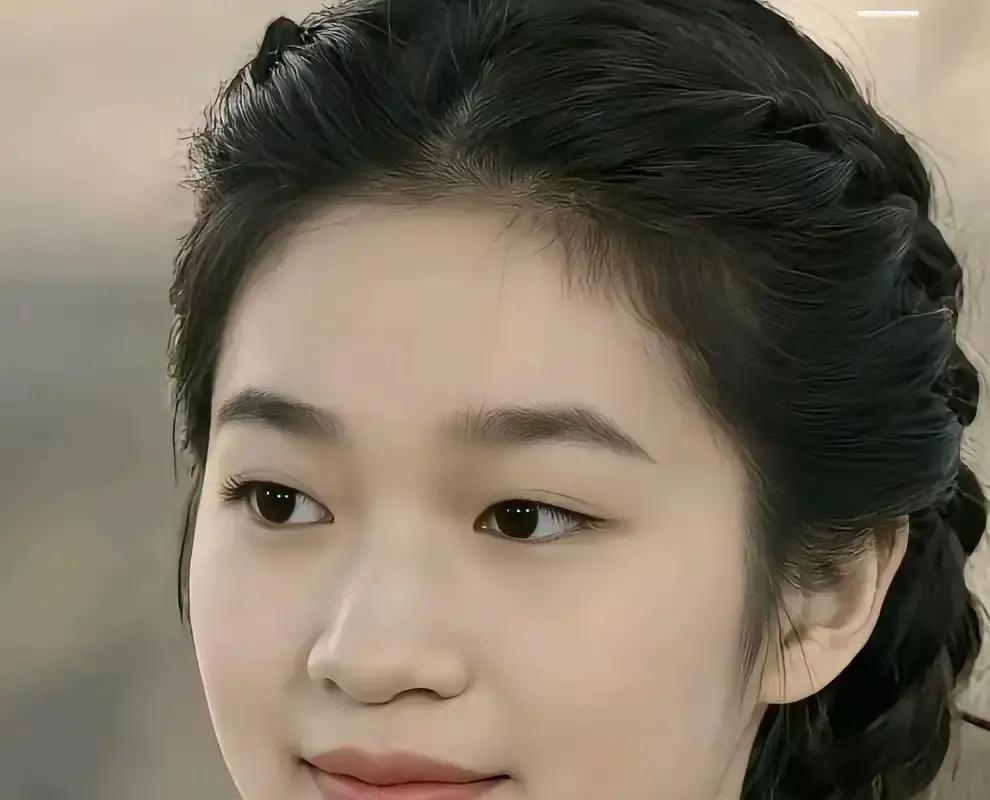 金红色的晚霞，突然想起一个人。一个夏天就把世界踩在脚下的小姑娘。她那个时候，像个