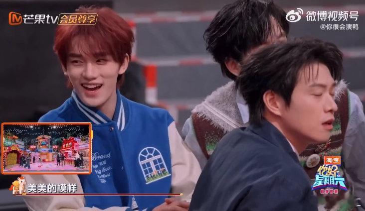 丁程鑫随地大小唱你好星期六 丁程鑫本期太赞！台上规则讲解中，他随音乐跟唱，认真又