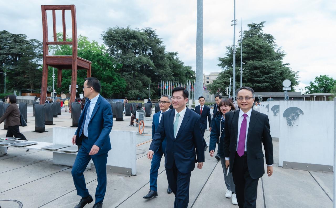 石崇良于16日白天率先抵达日内瓦，台林佳龙随后也紧跟着到场。两人还一同出席了一场