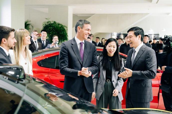 雷军为西班牙首相讲解小米汽车西班牙首相试坐小米汽车 西班牙首相桑切斯参观北京的小
