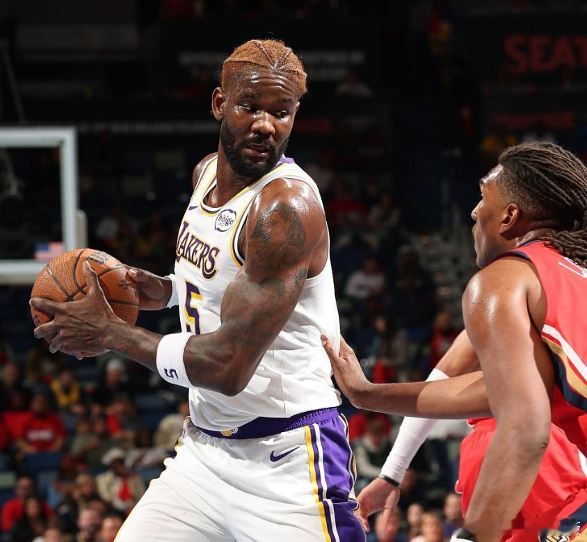 高效！艾顿本场11中10砍下20分16篮板两双，正负值+35全场最高 