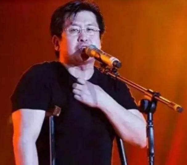 1992年，央视邀请郑智化演唱《水手》。彩排前一天，导演告诉郑智化，《水手》歌词