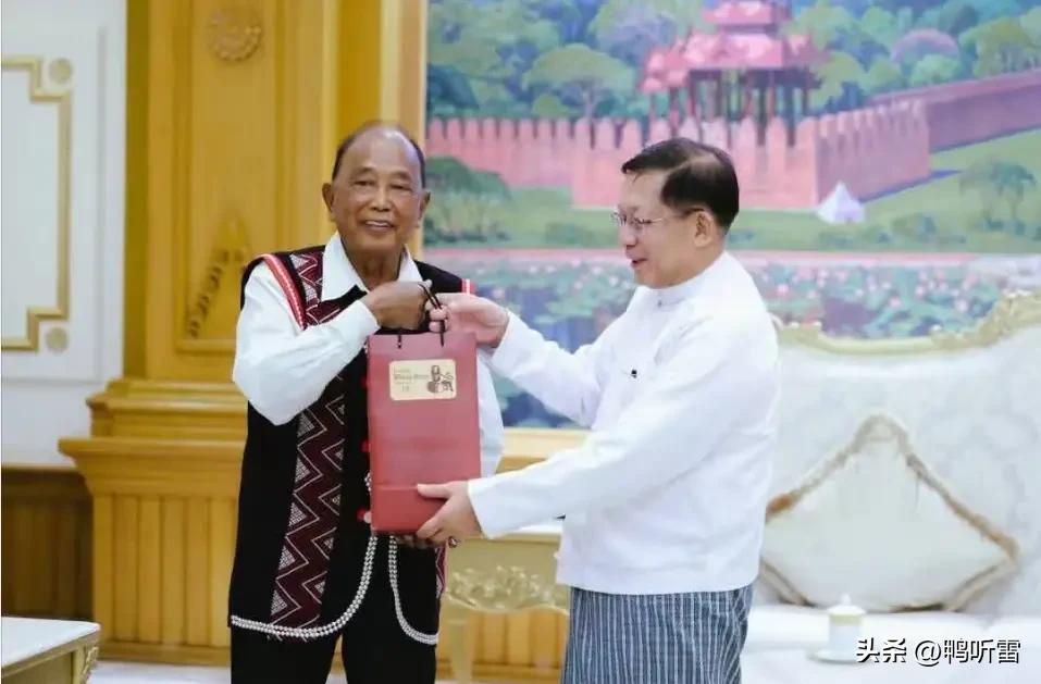 缅甸前军政府领导人现任总统敏昂莱，在内比都总统府会见佤邦联合党副主席赵国安。双方
