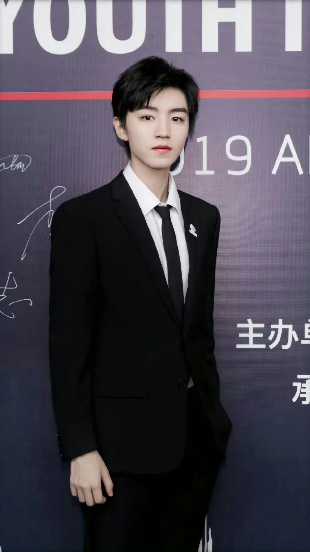 候场时的专注气场，藏着对舞台的赤诚与热爱。时光沉淀下的不仅是愈发沉稳的身影，更有