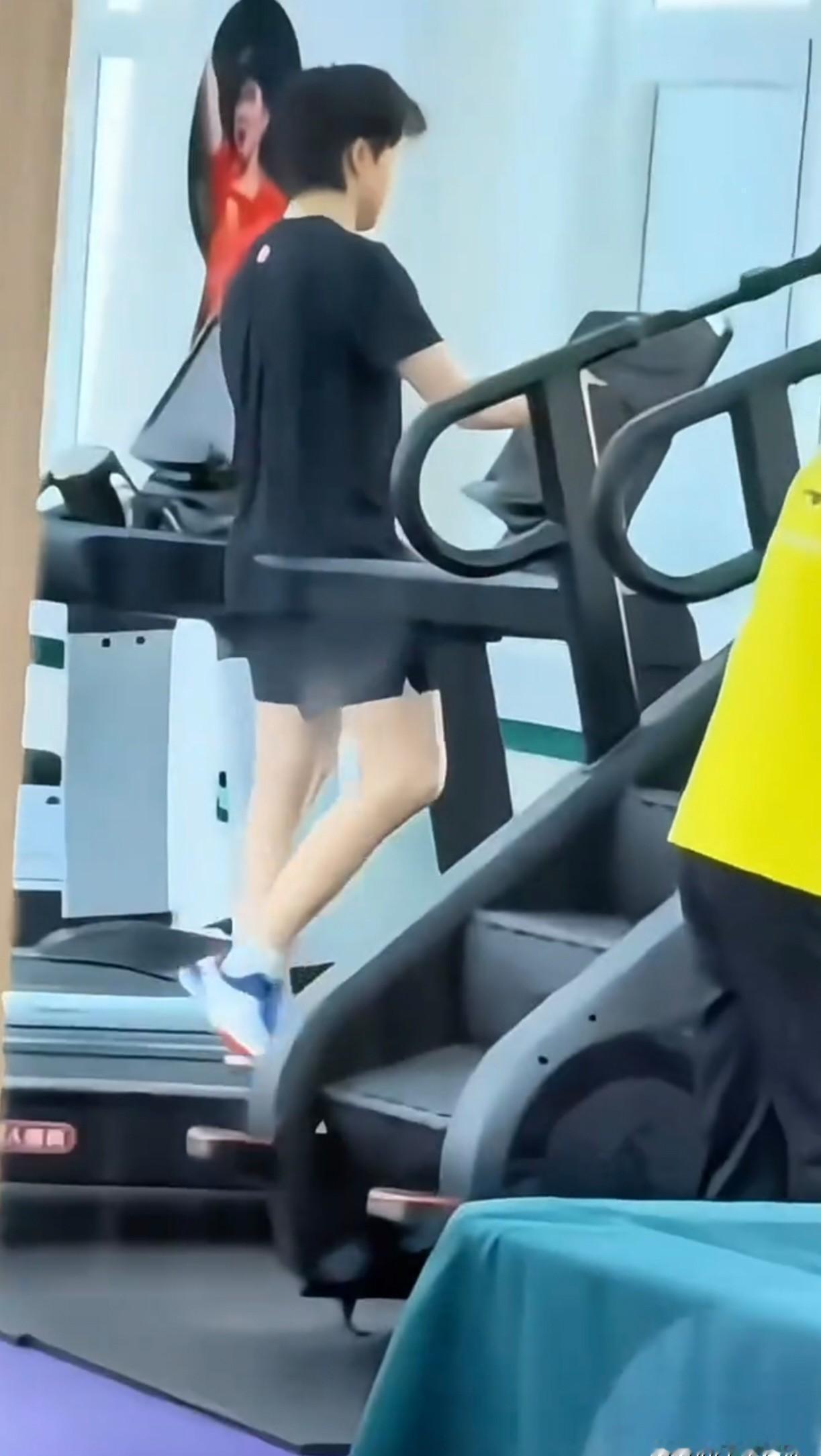 顶尖运动员最脆弱的时刻，往往与胜负无关。
镜头拍到王楚钦在京队训练馆。
他左肩贴