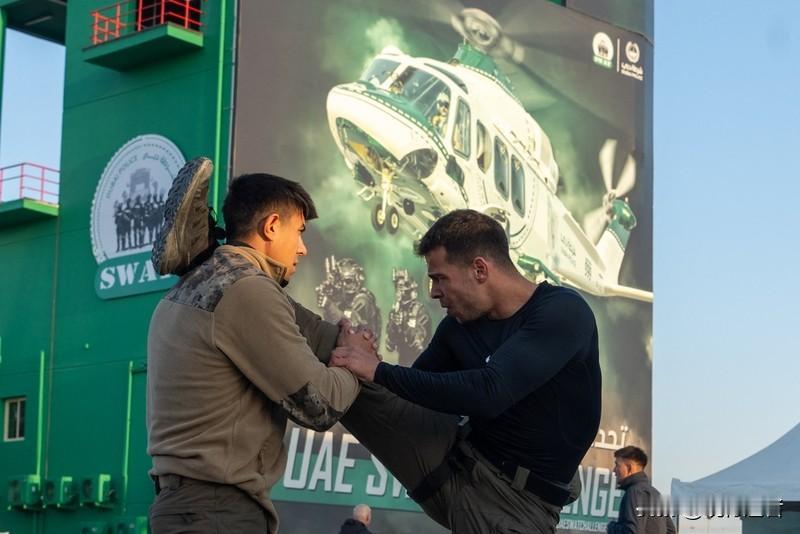 迪拜阿联酋特警挑战赛传来捷报！中国两支女子特警队首次亮相国际赛场便惊艳全场，力压