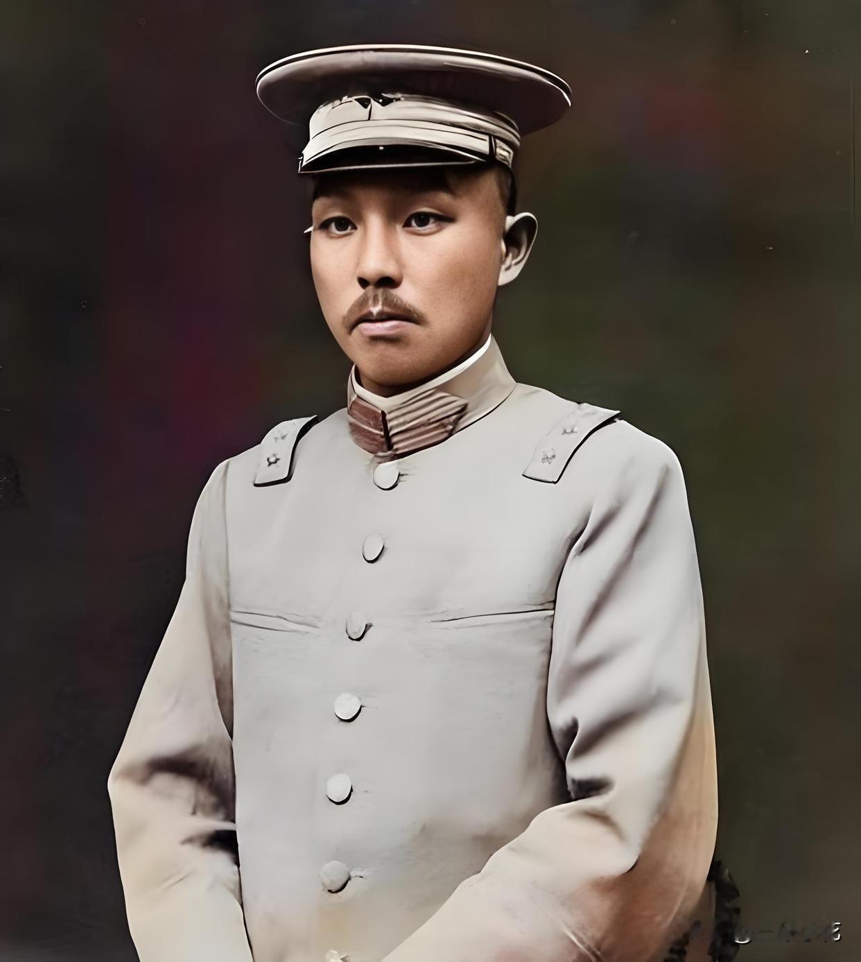 老蒋下令炸光重庆，杨森当面点头，转身却对手下说：谁抢老百姓，老子先崩了他。
 