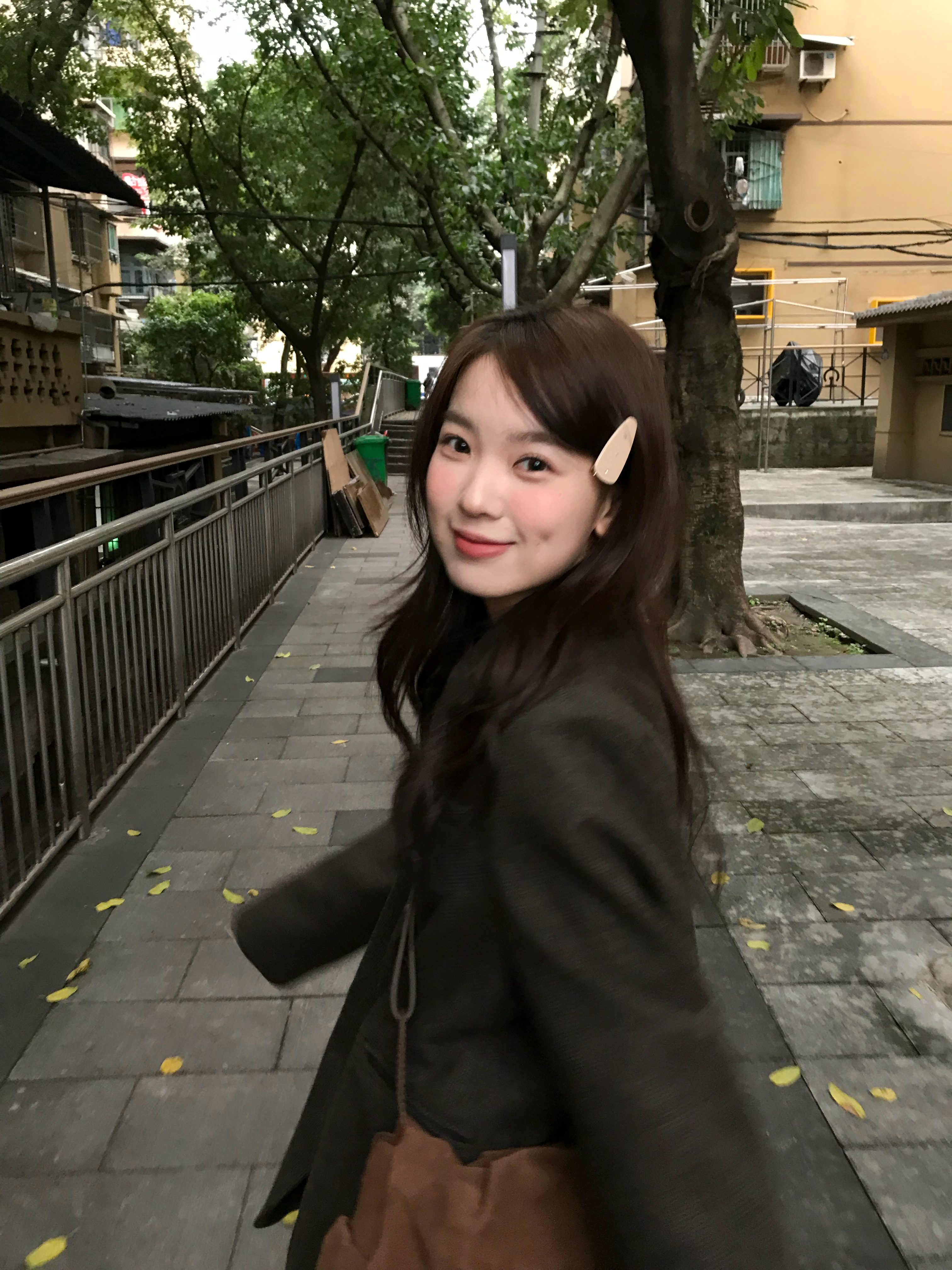 依旧裙子配裤子 