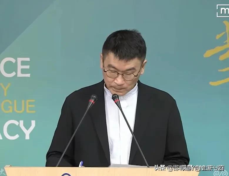 近日，台岛内上演魔幻一幕。
常年死硬对立的绿媒，在陆委会记者会首次改口称中国大陆