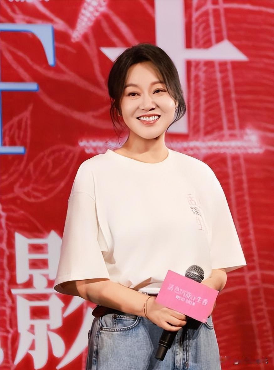 演员闫妮说：“我拍《活色生香》刚好不是也在上海吗？孩子他爸老让我去他家打掼蛋，就
