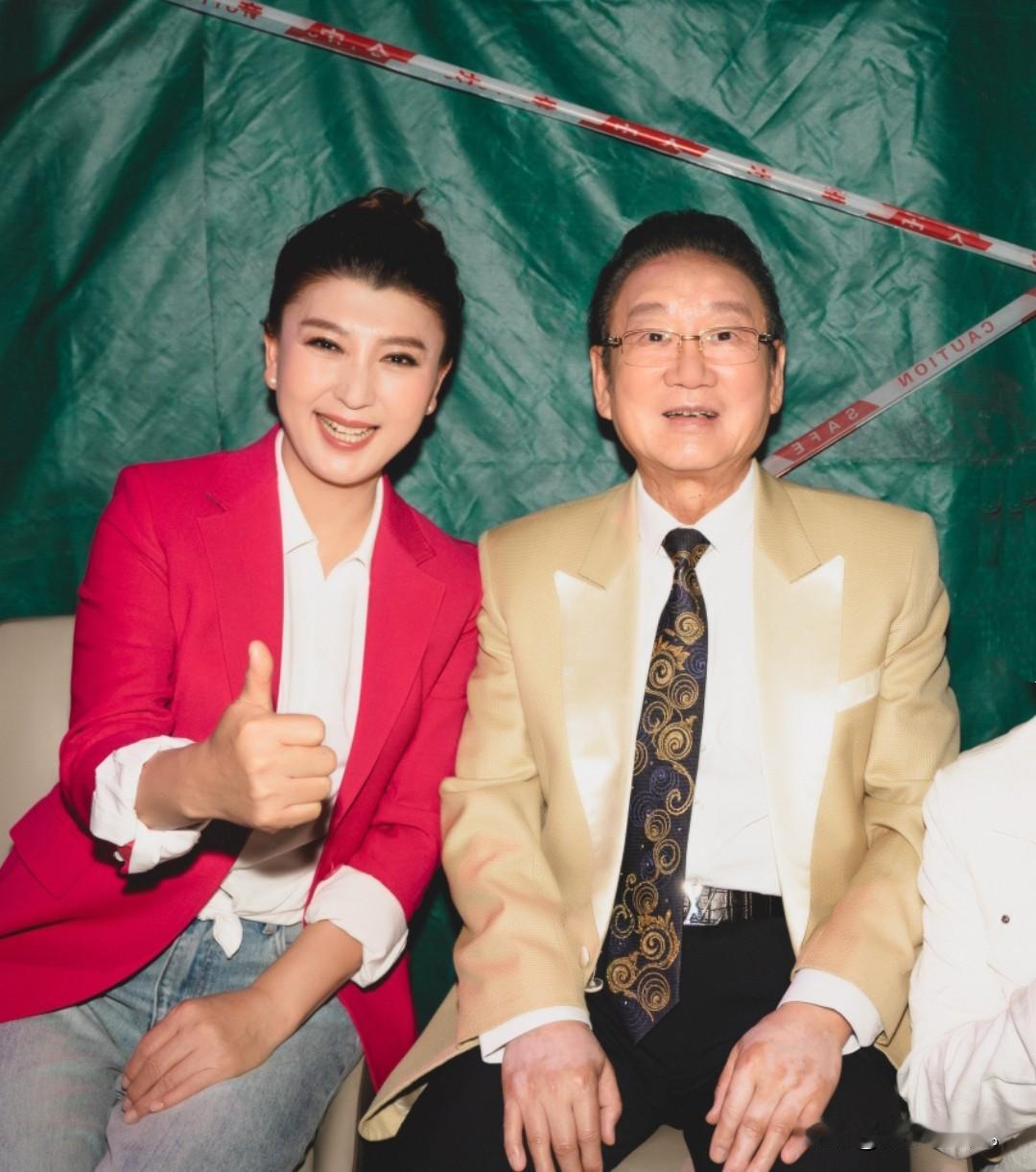才刚无意中刷到这张照片……
这是当年演员闫学晶和歌唱家蒋大为的合影，看她打扮俏丽