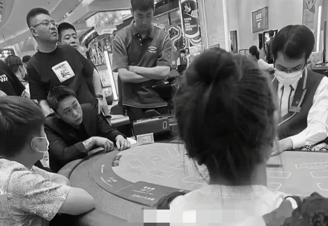 网红刘二狗也去澳门娱乐了？旁边的是不是四川可乐？好像大网红，除了二驴的，都去过澳