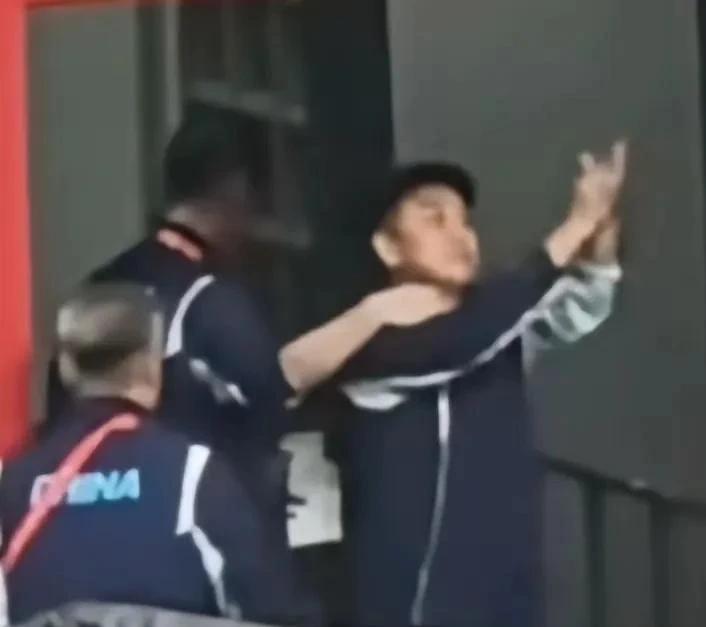 看个比赛，差点看成一场闹剧。
王楚钦0比4输给林诗栋那天，冠军悬念早已终结——国