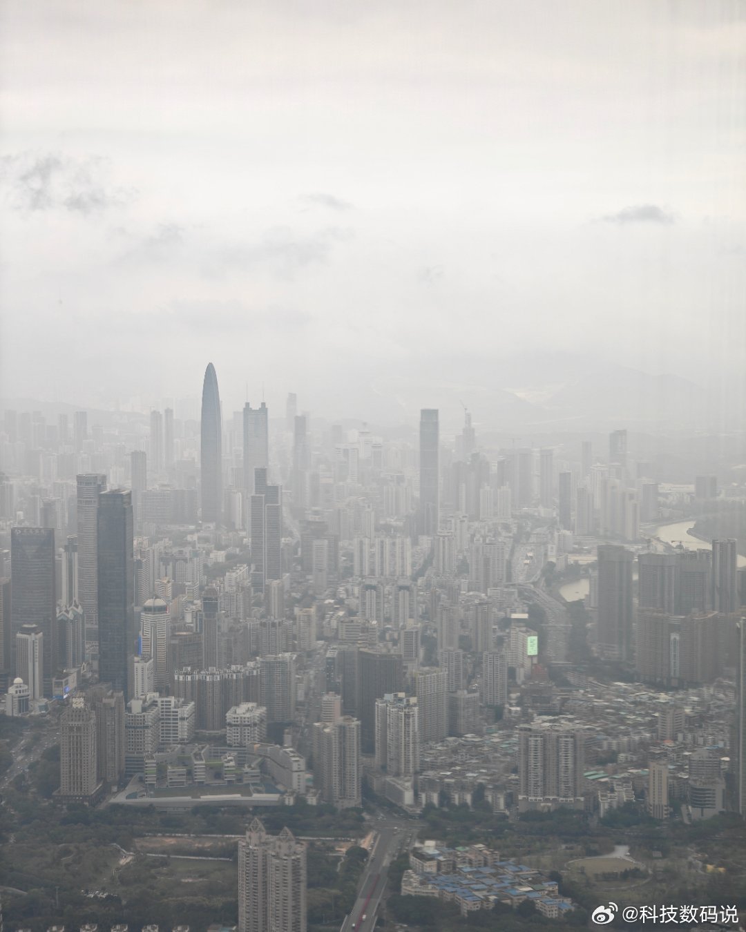 今天的深圳阴蒙蒙灰的适合踢球