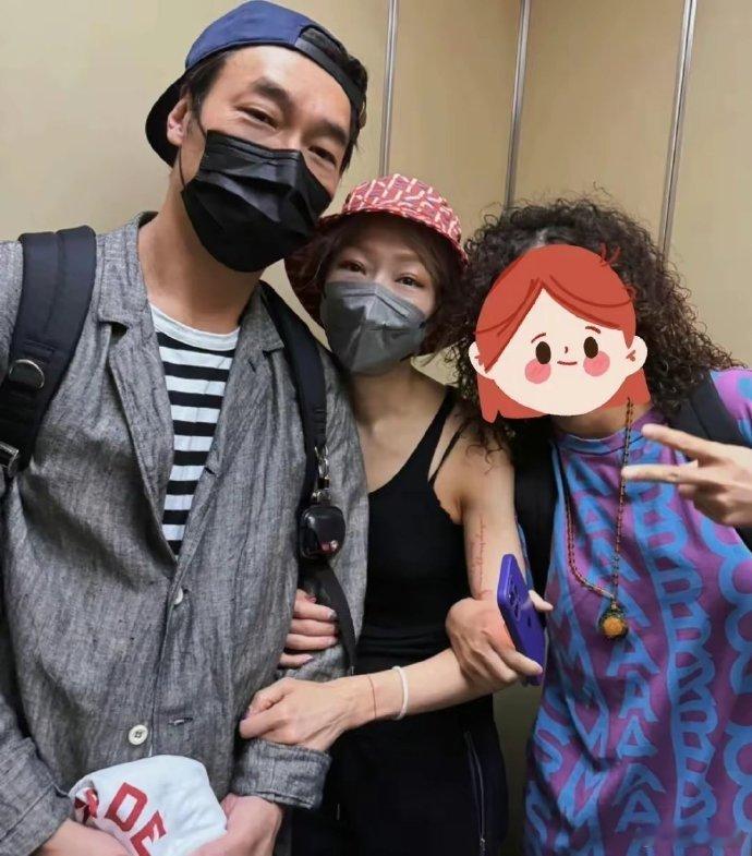 5月6日，有网友在香港街头偶遇许志安和郑秀文夫妻。他们与网友亲切交谈，并大方合影