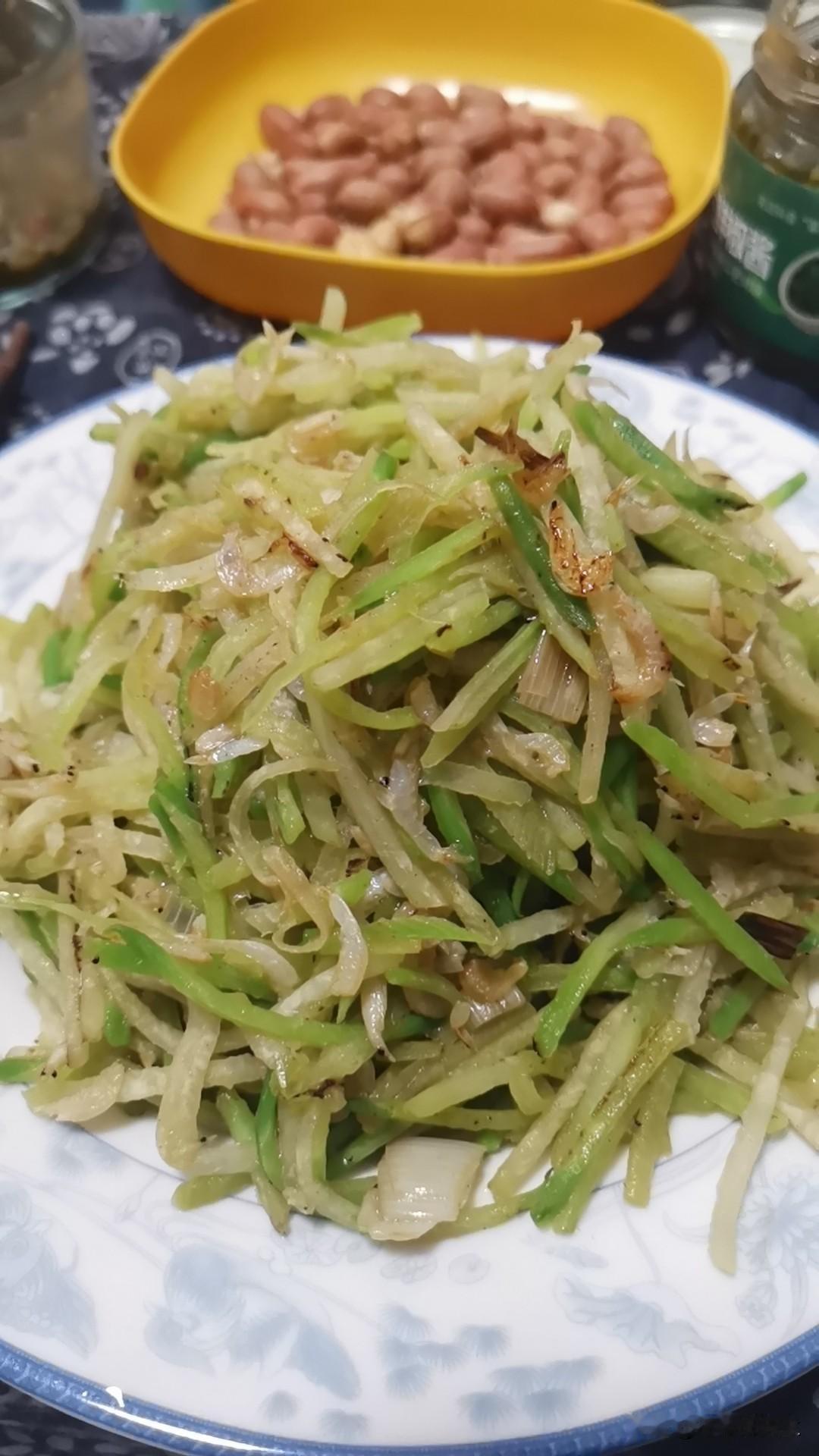 萝卜丝炒虾皮，绝配，山东人知道吗？反正我喜欢吃，粗纤维，通便。