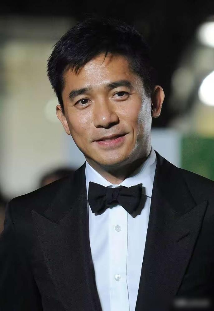 一场雨戏拍了一个月，梁朝伟直接累到住院。你说这图什么？
王家卫拍戏，剧本撕了扔