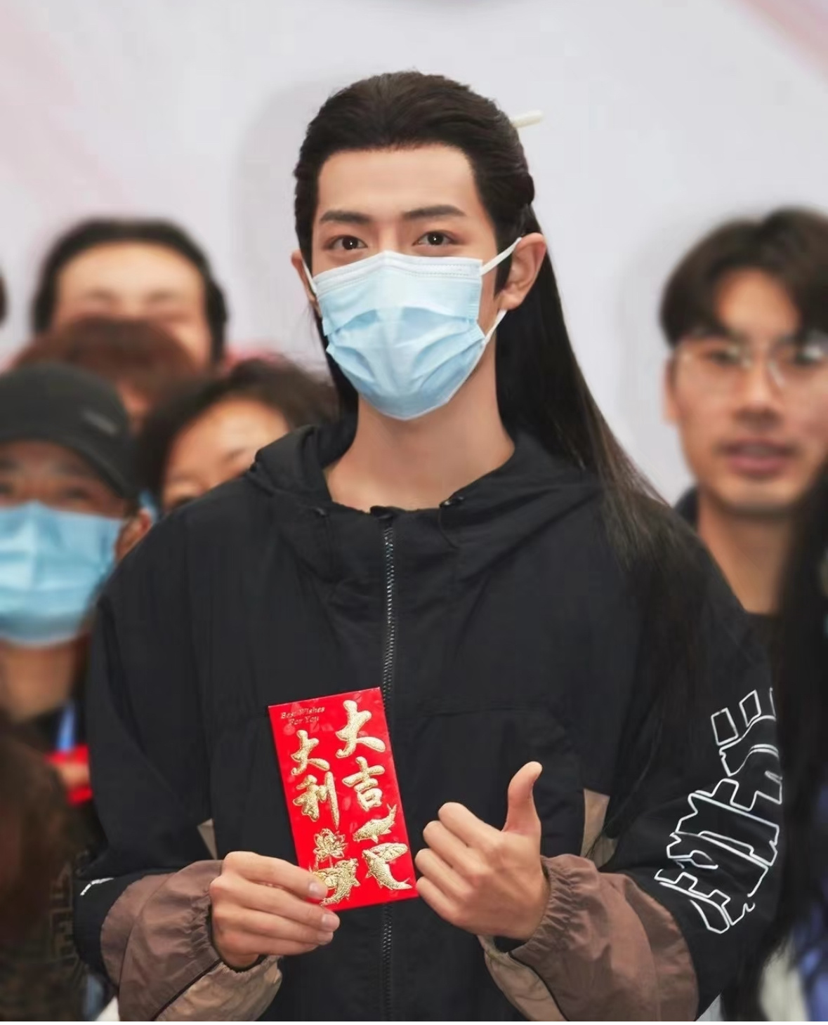 肖战已集齐9部大男主剧存个开机单人照合集，部部大男主每部剧开机肖战就是角色上身，