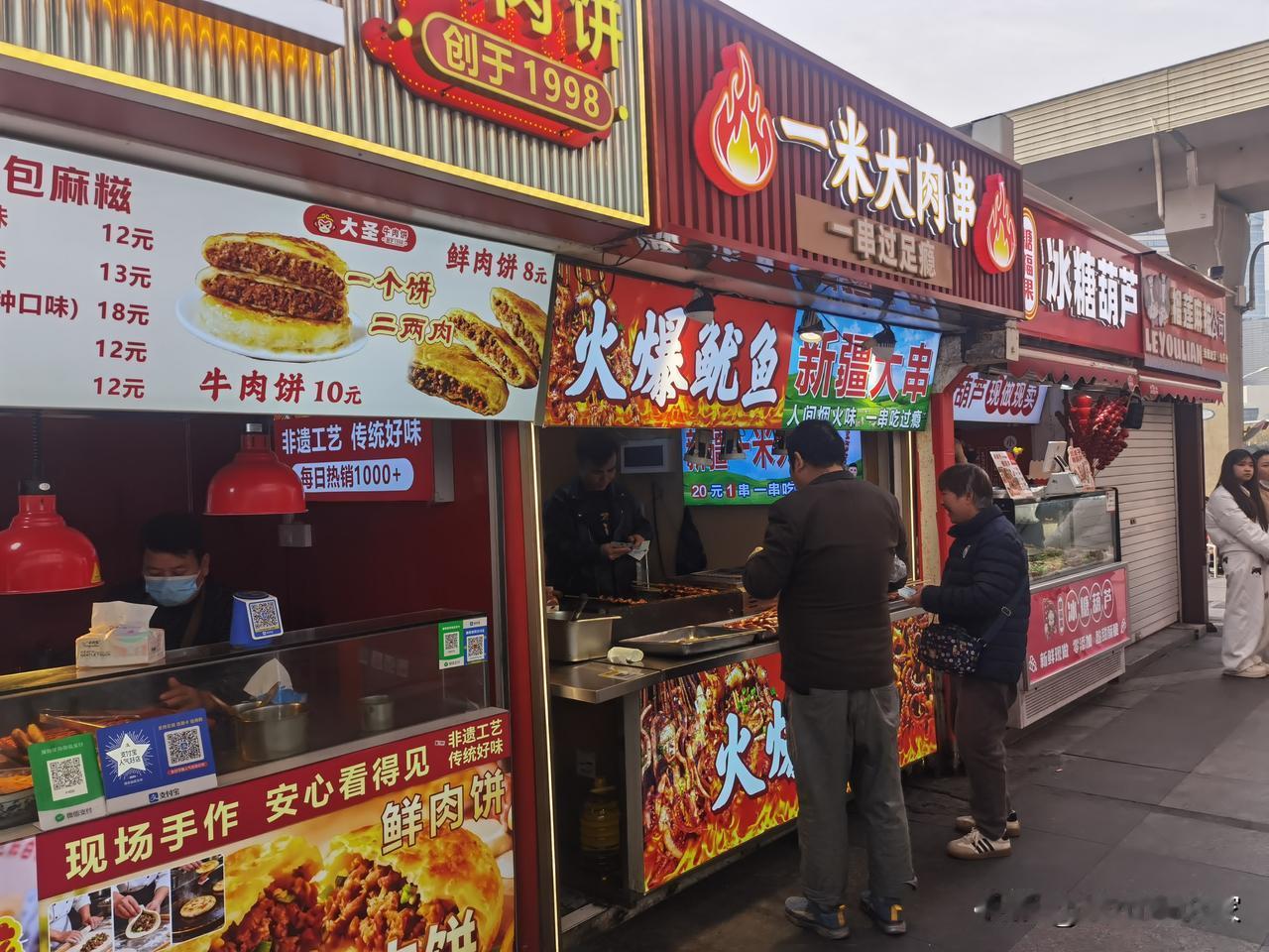 武汉江汉路步行街，
不愧是美食天堂，
这里有琳琅满目的本土特色美食，
物美价廉，