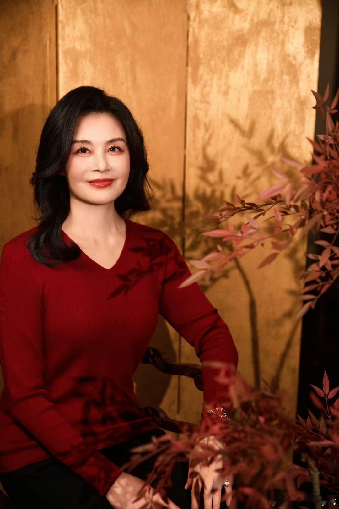 在蓝盈莹脸上看到漂亮基因的强大看到蓝盈莹妈妈突然懂了：原来岁月是把美容刀！这逆生