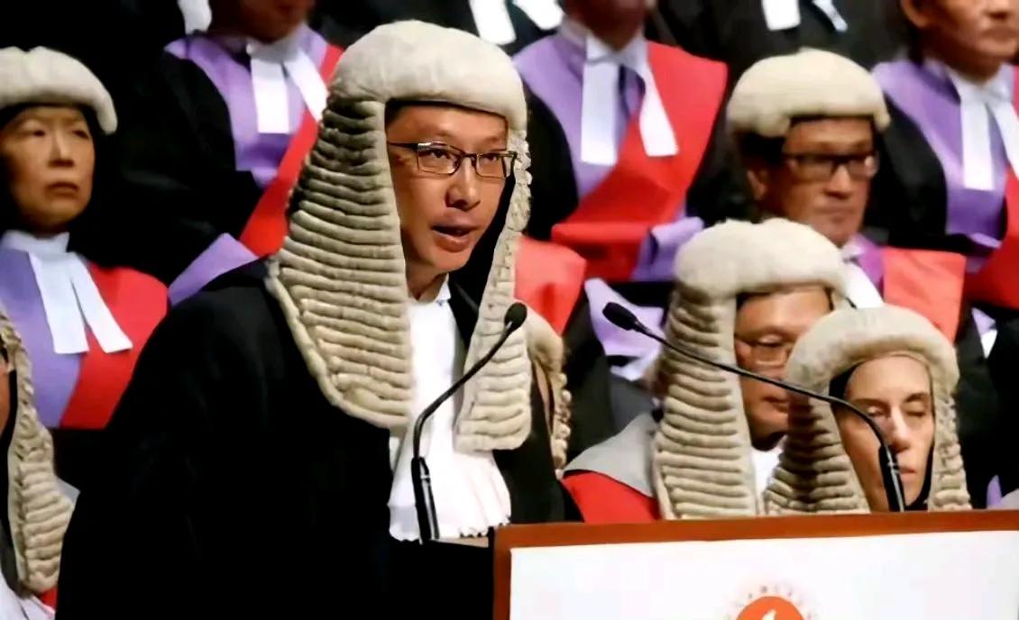 香港法官的“方便面”何时摘？大英帝国早已灭亡，可香港法官头上的“方便面”却还在。
