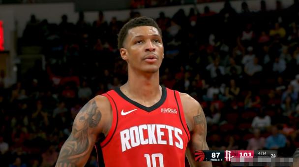 火箭大将小史密斯真是越来越像杜兰特了！在今天火箭主场以113：99击败猛龙的比赛