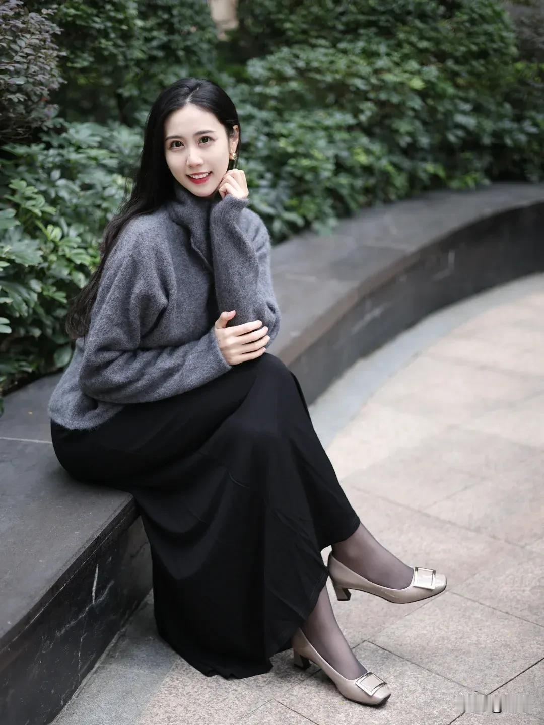 岁月轻抚阿姨的面容，却未带走她的高雅风姿与韵致，在时光的沉淀中更显醉人，历久弥香