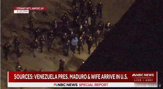 马杜罗戴脚镣走下飞机这张照片有种熟悉的感觉，图一：马杜罗大统领驾临纽约机场。图二