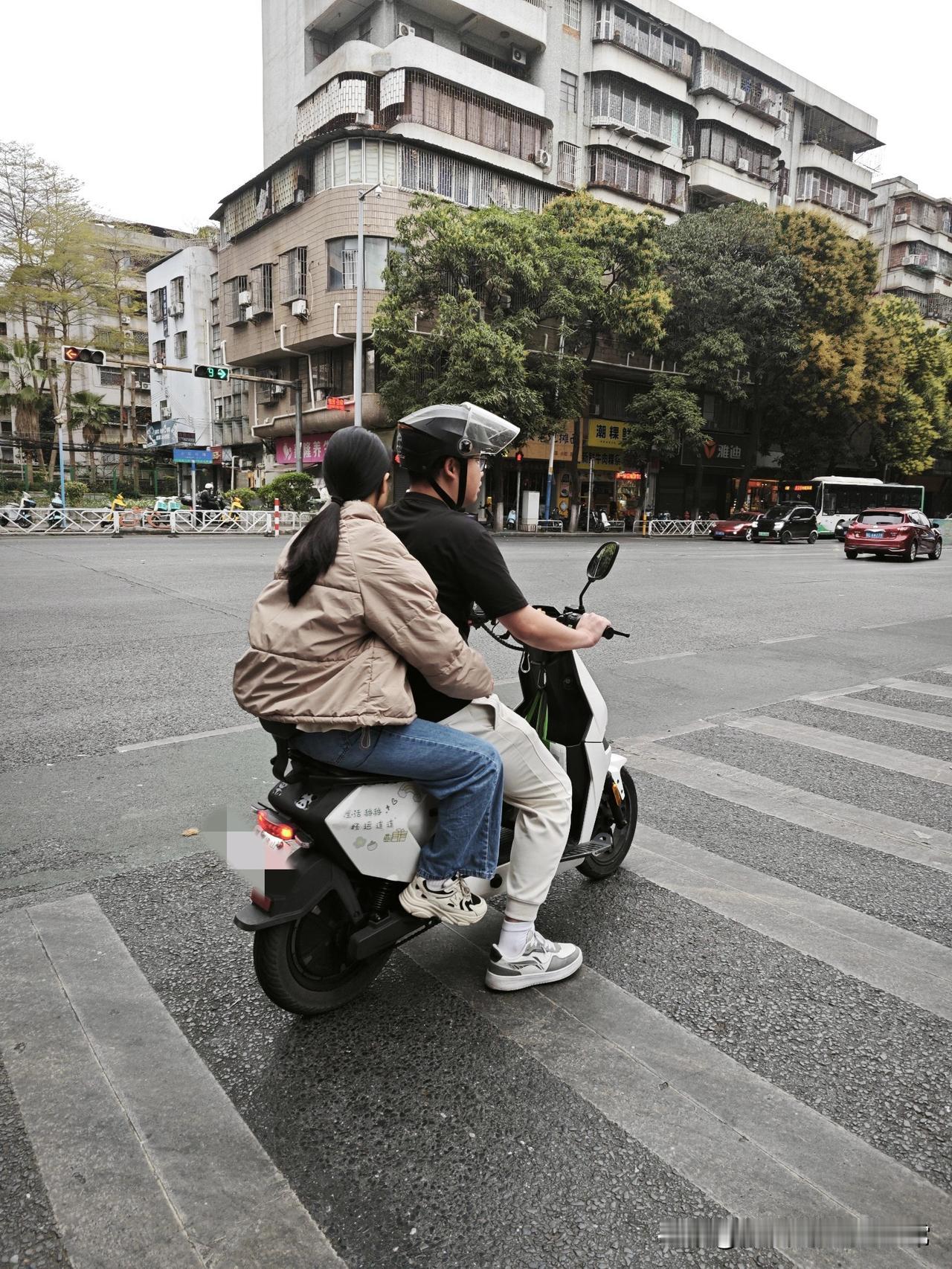 广东的春天，是羽绒服和短袖的修罗场
 
在广东的街头，你永远猜不透下一个人穿什么