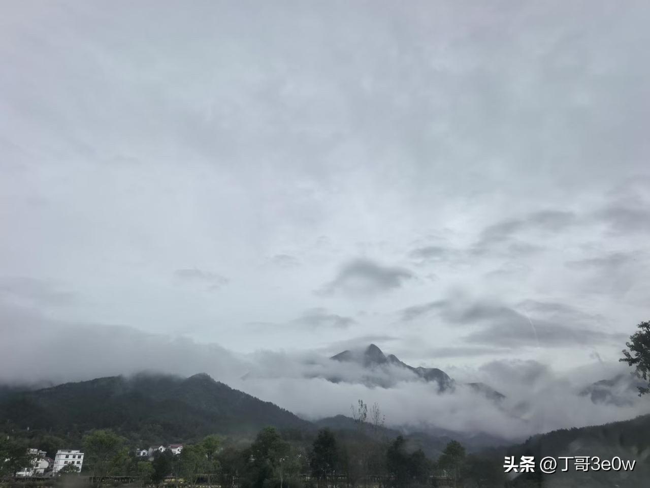 【昨日客流】
10月3日（周六）
武汉城市轨道交通线网客运量（含换乘）为313.