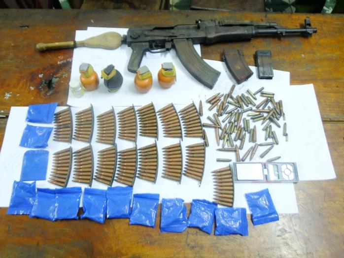 越南义安警方查获合成毒品2600件； 1支AK枪； 117 发 AK 子弹；超过