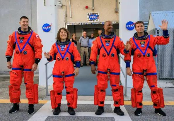 绕月和登月是两个不同的概念！
居然一大堆账号鼓吹刚刚历史被改写，太搞笑了，历史没