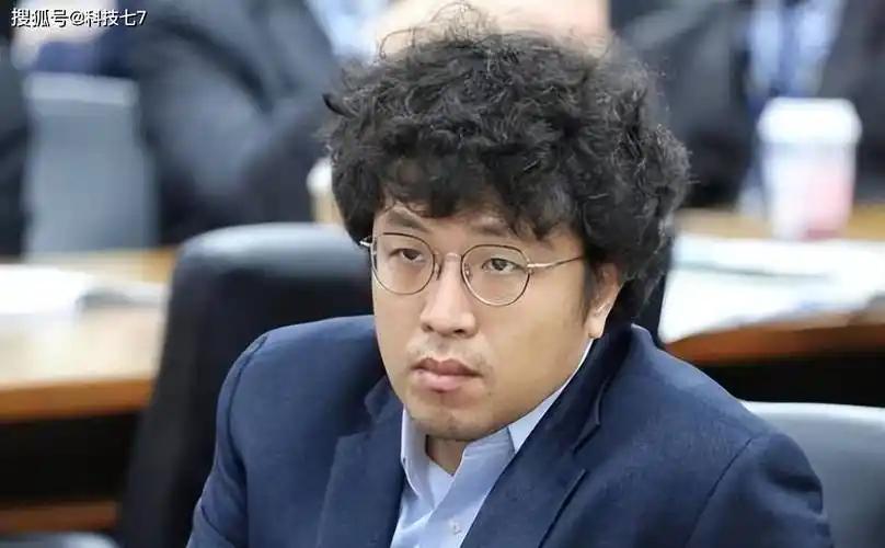在上海开豪车住豪宅，背地里却给沈伯洋当金主，一边吃着中国饭，还一边支持分裂分子，