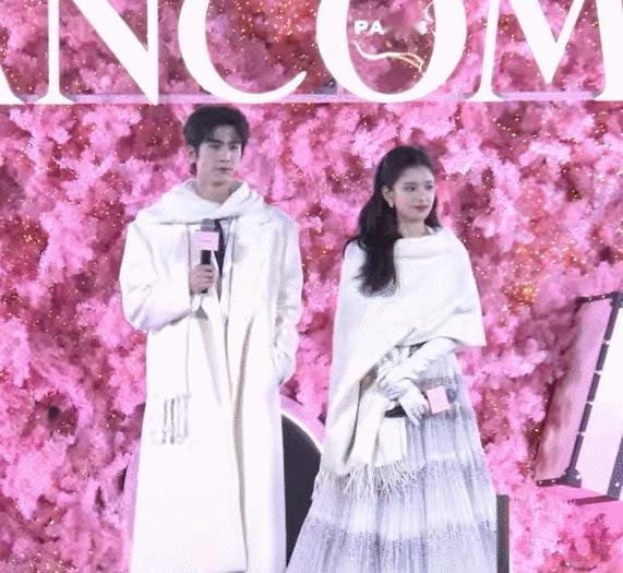 张婧仪张凌赫这对“幸福使者”在圣诞点灯仪式上也太养眼了吧✨ 一个温柔甜美，一个清