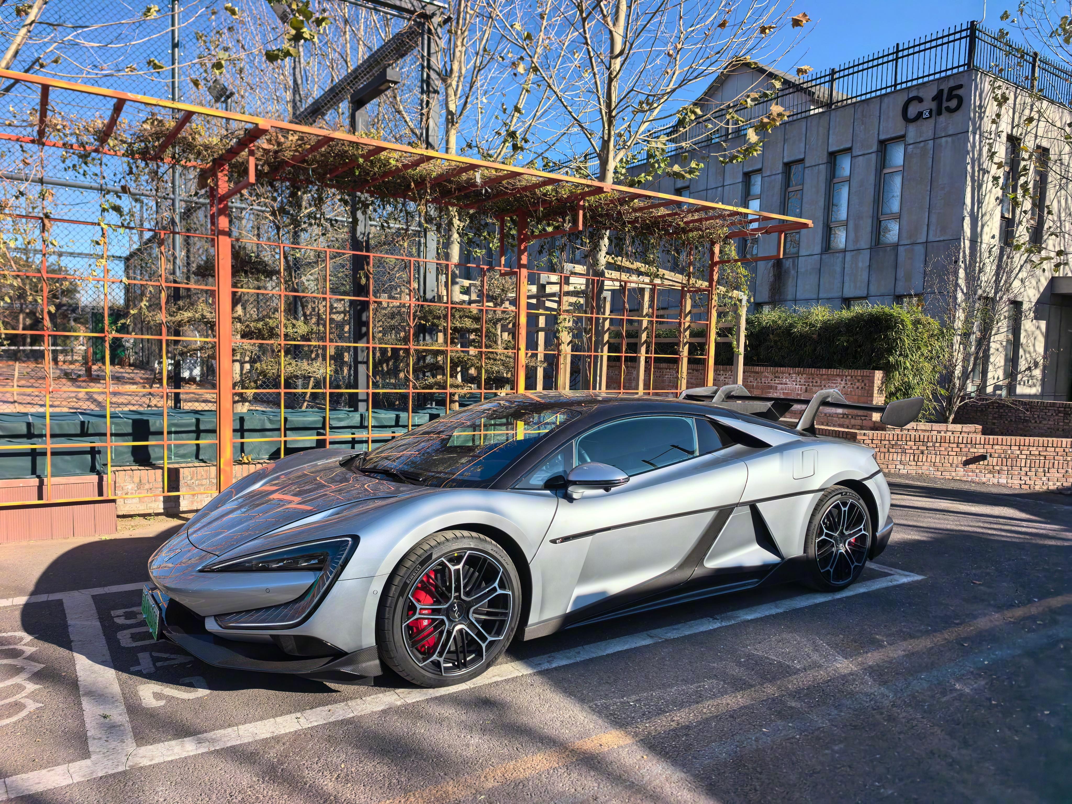 开超跑上班还是挺爽的，666。 