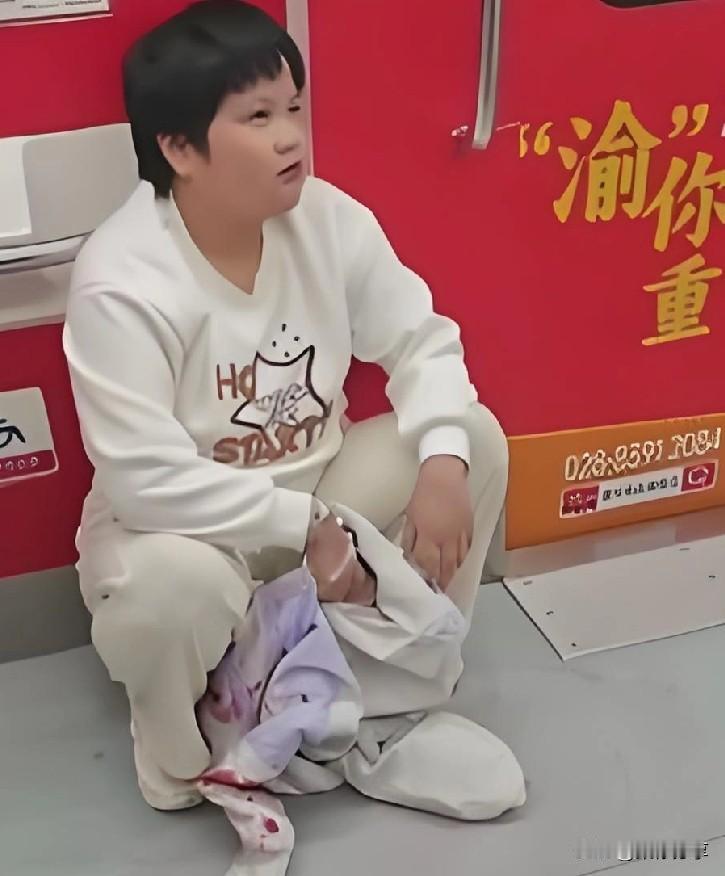 女孩地铁吐血后用衣服擦血迹：这懂事得让人心疼！
你知道吗？3月23日重庆地铁1号