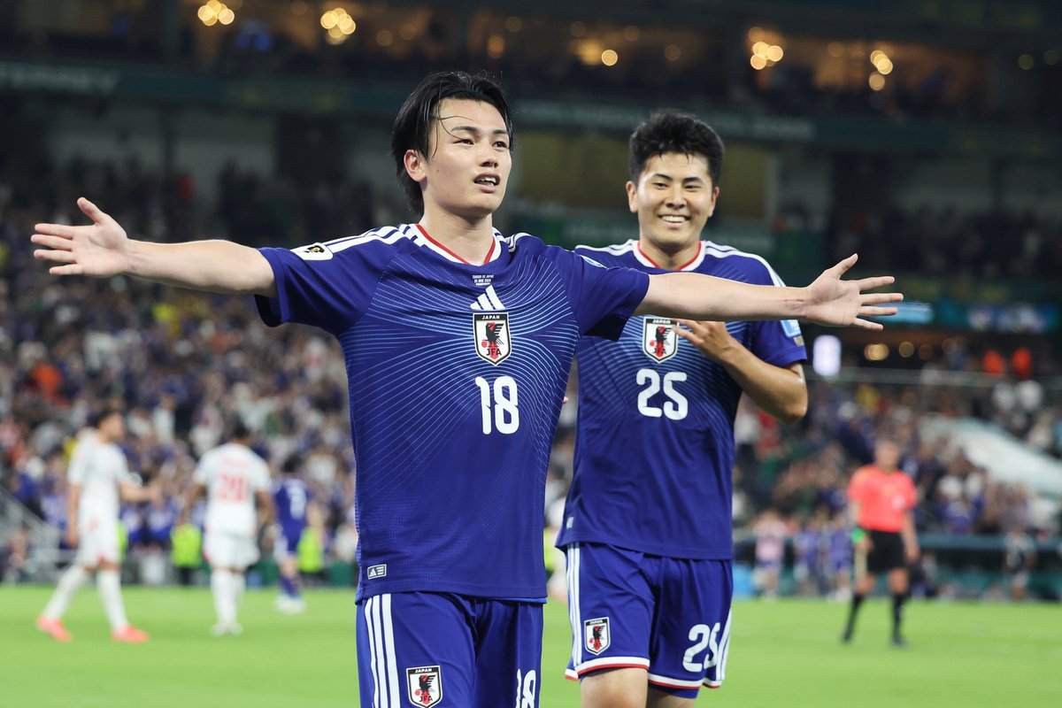 ■韩日足球差距过大的原因以不败战绩通过小组赛的日本，陷入淘汰危机的韩国只能焦急地
