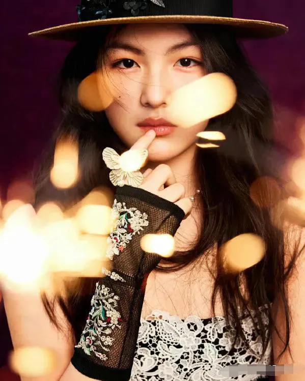 王诗龄vs甜馨的杂志大片
14岁王诗龄穿着成人系列的奢侈品牌展现出成熟、高贵的千