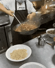 这是厨师的工作餐吧，顾客很难有如此实惠的待遇。